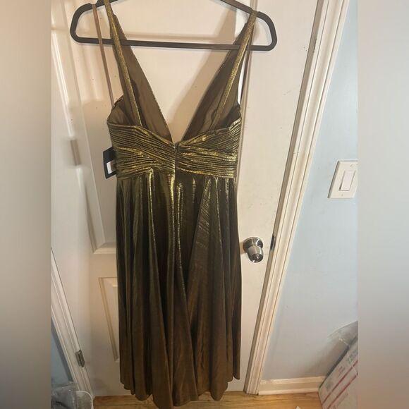 MAC DUGGAL Gold Sleeveless V Neck Pleated Top Metallic Dress in antique gold NWT - Picture 7 of 7